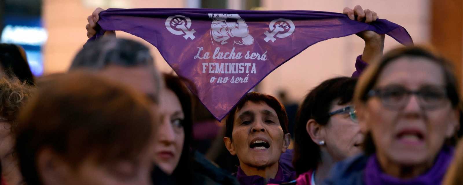 mujeres en lucha con pañuelo violeta en alto