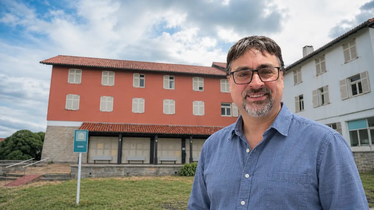 Imágen de Sergio Salinas Porto con el Hotel 5 de la Unidad Turistica de Chapadamalal a sus espaldas
