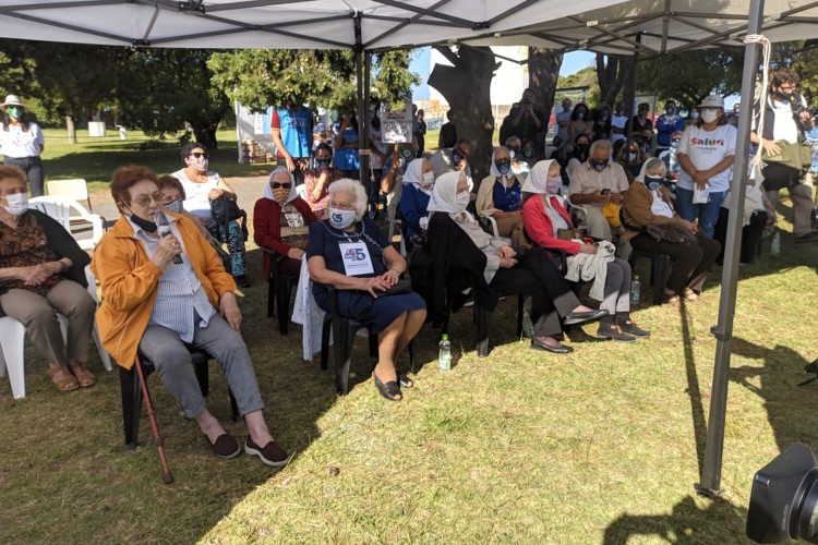 Madres y Abuelas de Plaza de mayo sentadas en el faro de la memoria