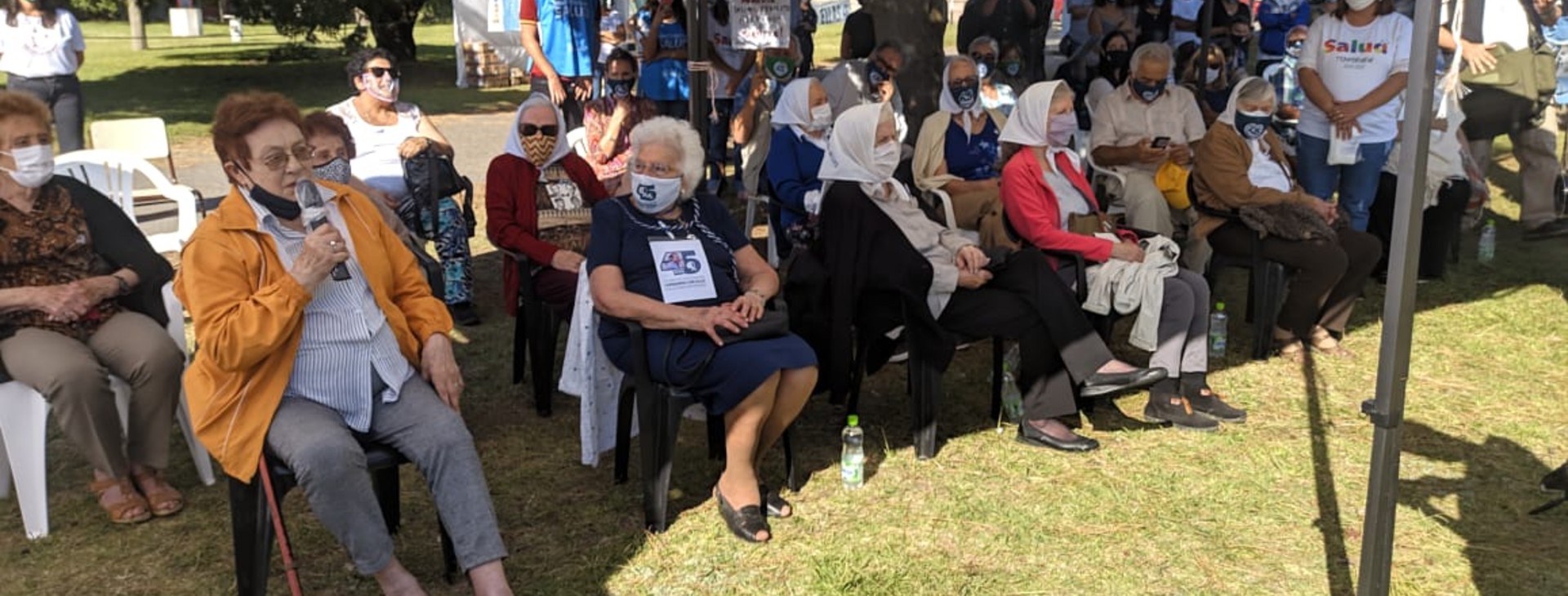 Madres y Abuelas de Plaza de mayo sentadas en el faro de la memoria